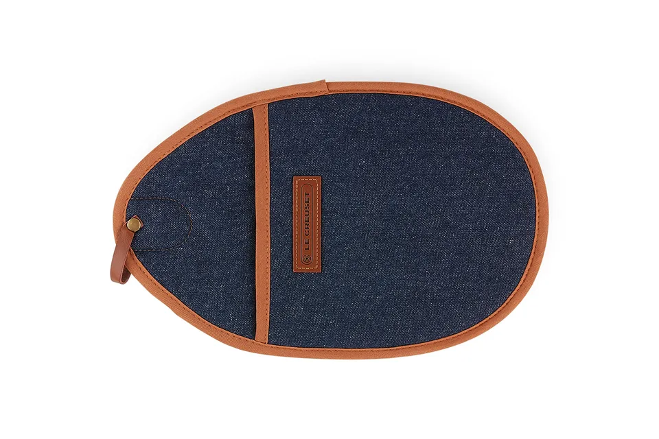 le-creuset-guanto-presina-lungo-in-100-cotone-32-cm-denim image 1