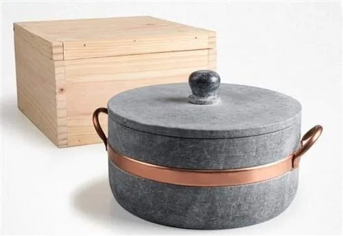 casseruola-in-pietra-ollare-naturale-con-coperchio-e-cassetta-di-legno-20-cm image 1