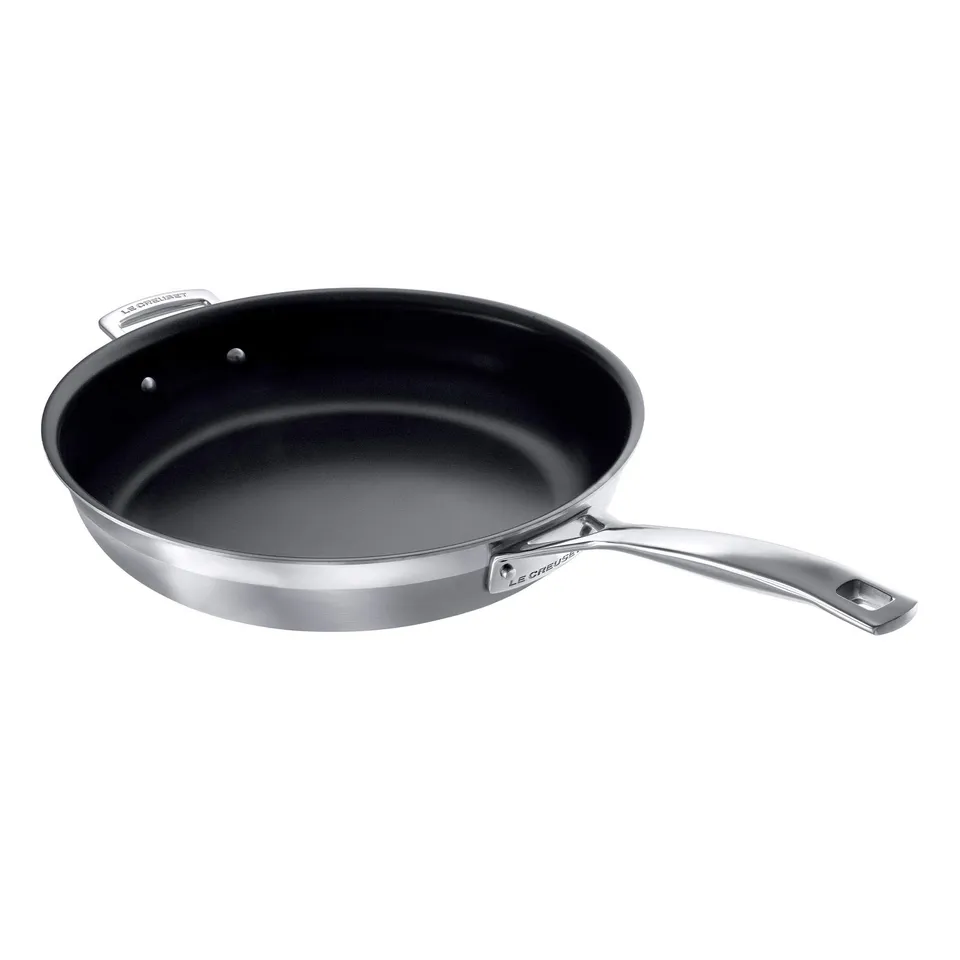 le-creuset-padella-bassa-30-cm-3-ply-in-acciaio-inox-con-interno-antiaderente-in image 1