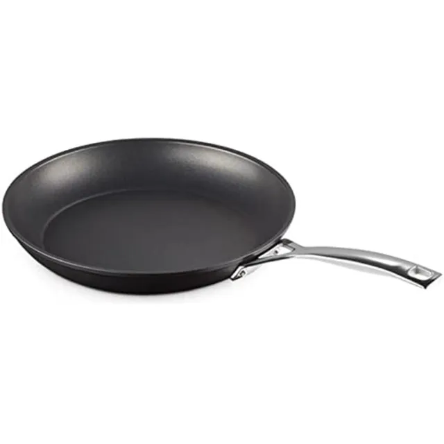 le-creuset-padella-bassa-in-alluminio-antiaderente-28-cm-rivestimento-3-strati-r image 1