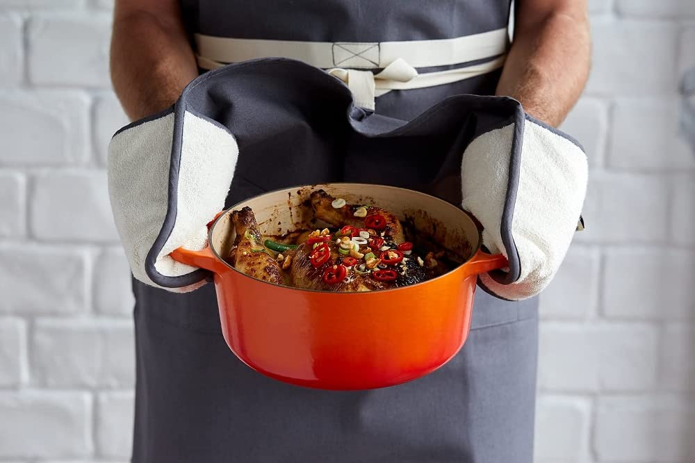 le-creuset-doppio-guanto-da-forno-con-gancio-in-tessuto-tela-di-cotone-nero-tagl image 2