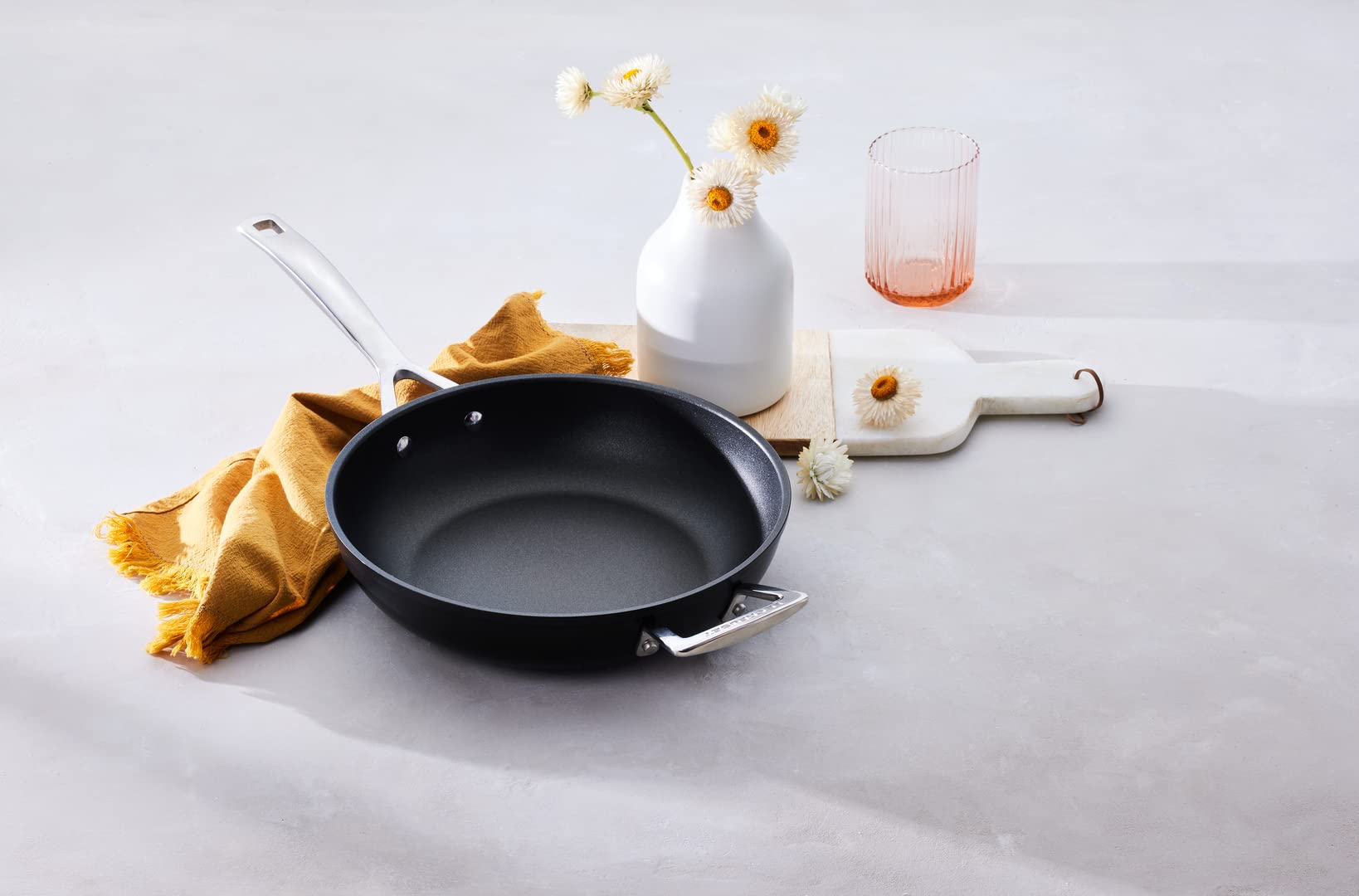 le-creuset-padella-alta-con-maniglia-in-alluminio-antiaderente-28-cm-induzione-n image 7