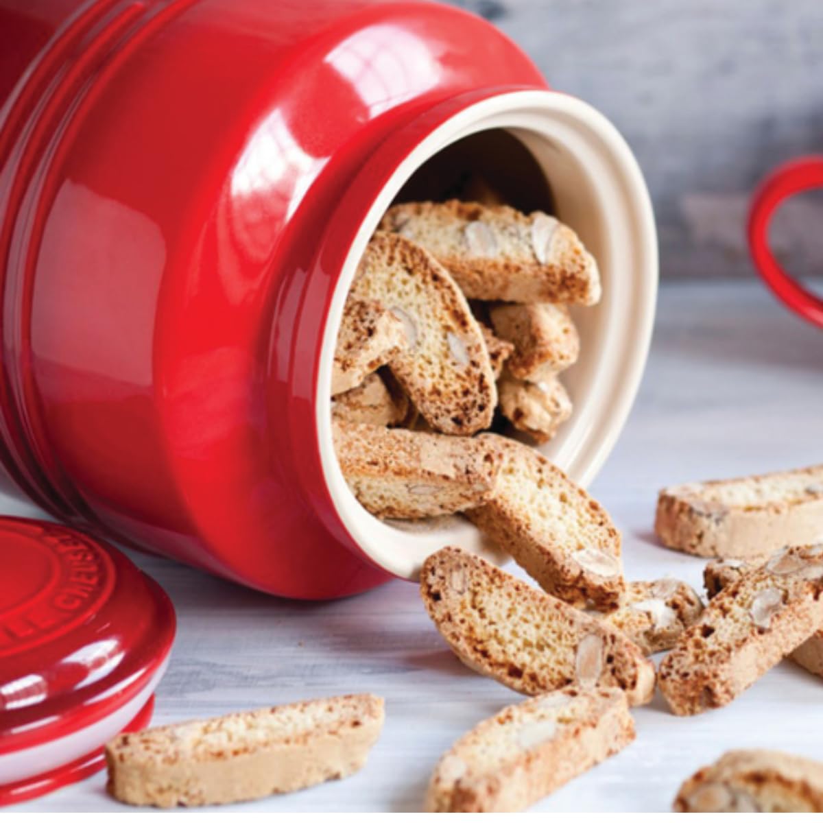 le-creuset-barattolo-porta-biscotti-in-gres-vetrificato-2-4-l-ciliegia-910267250 image 6