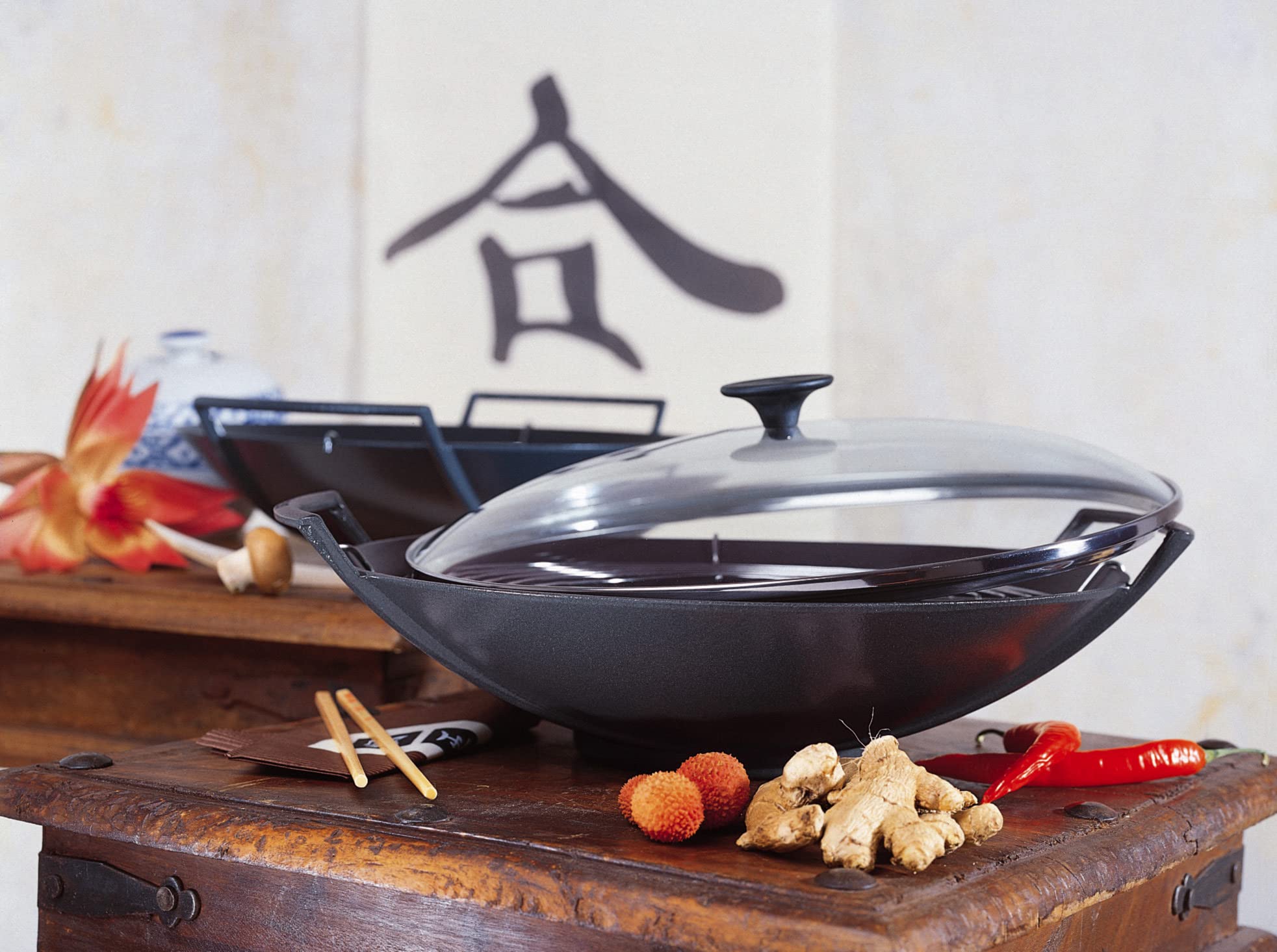le-creuset-wok-in-ghisa-vetrificata-con-coperchio-in-vetro-36-cm-4-5-l-nero-matt image 2