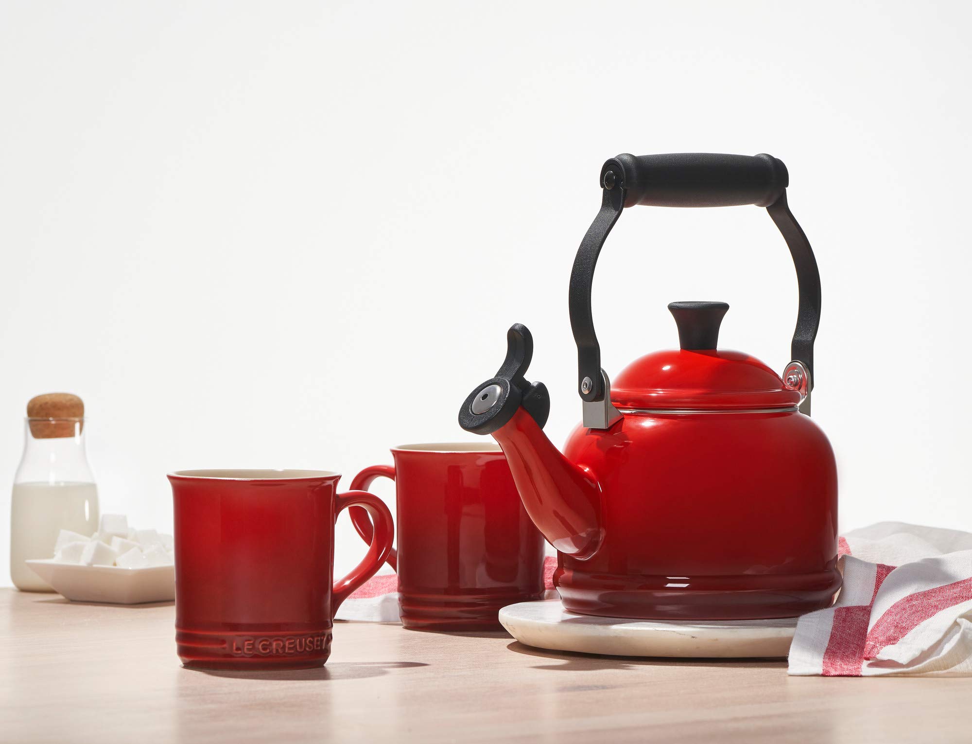 le-creuset-bollitore-demi-1-1-l-in-acciaio-smaltato-con-fischio-ciliegia image 2