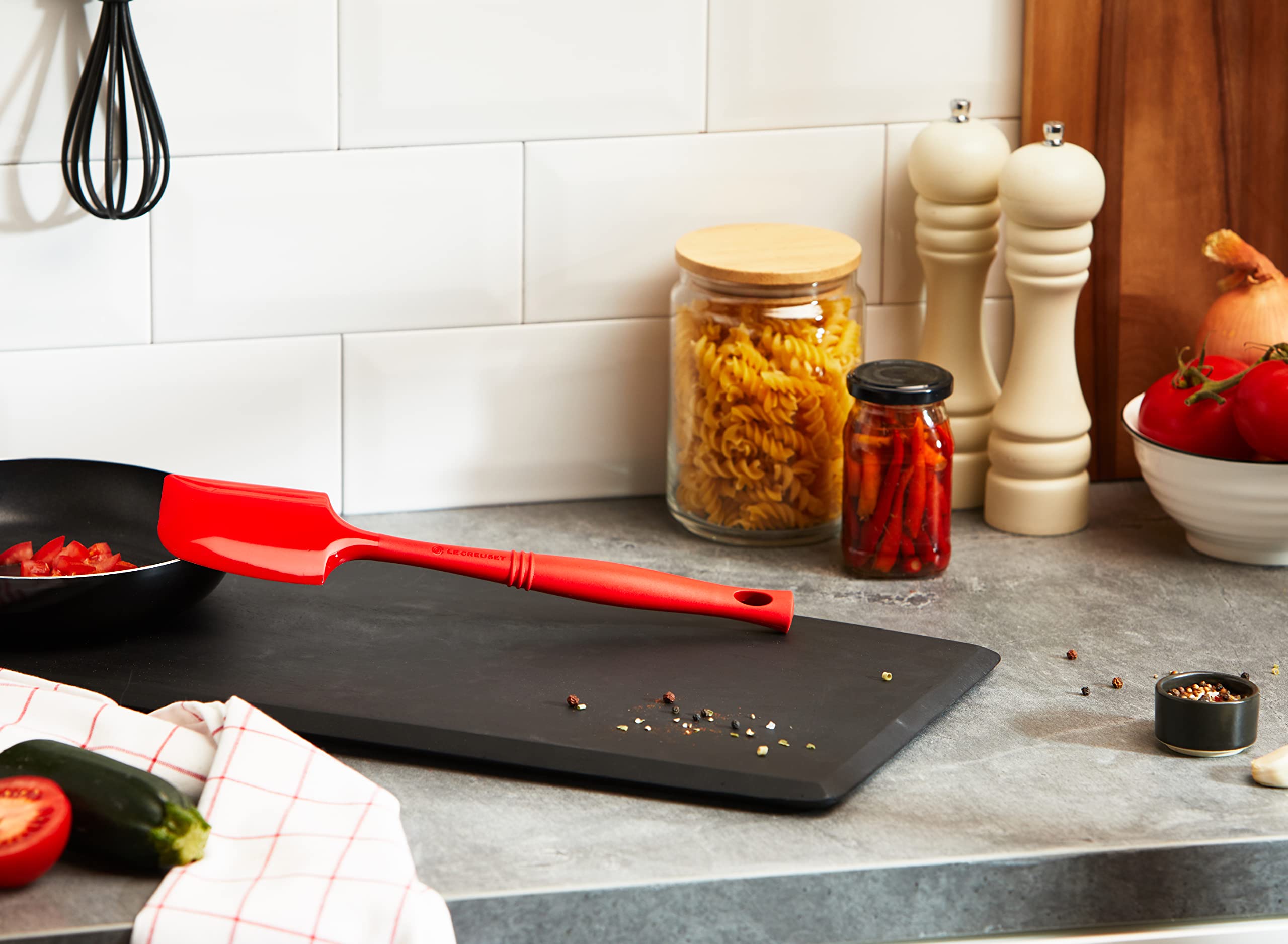 le-creuset-spatola-grande-con-manico-in-silicone-32-cm-ciliegia-93011100060000 image 2