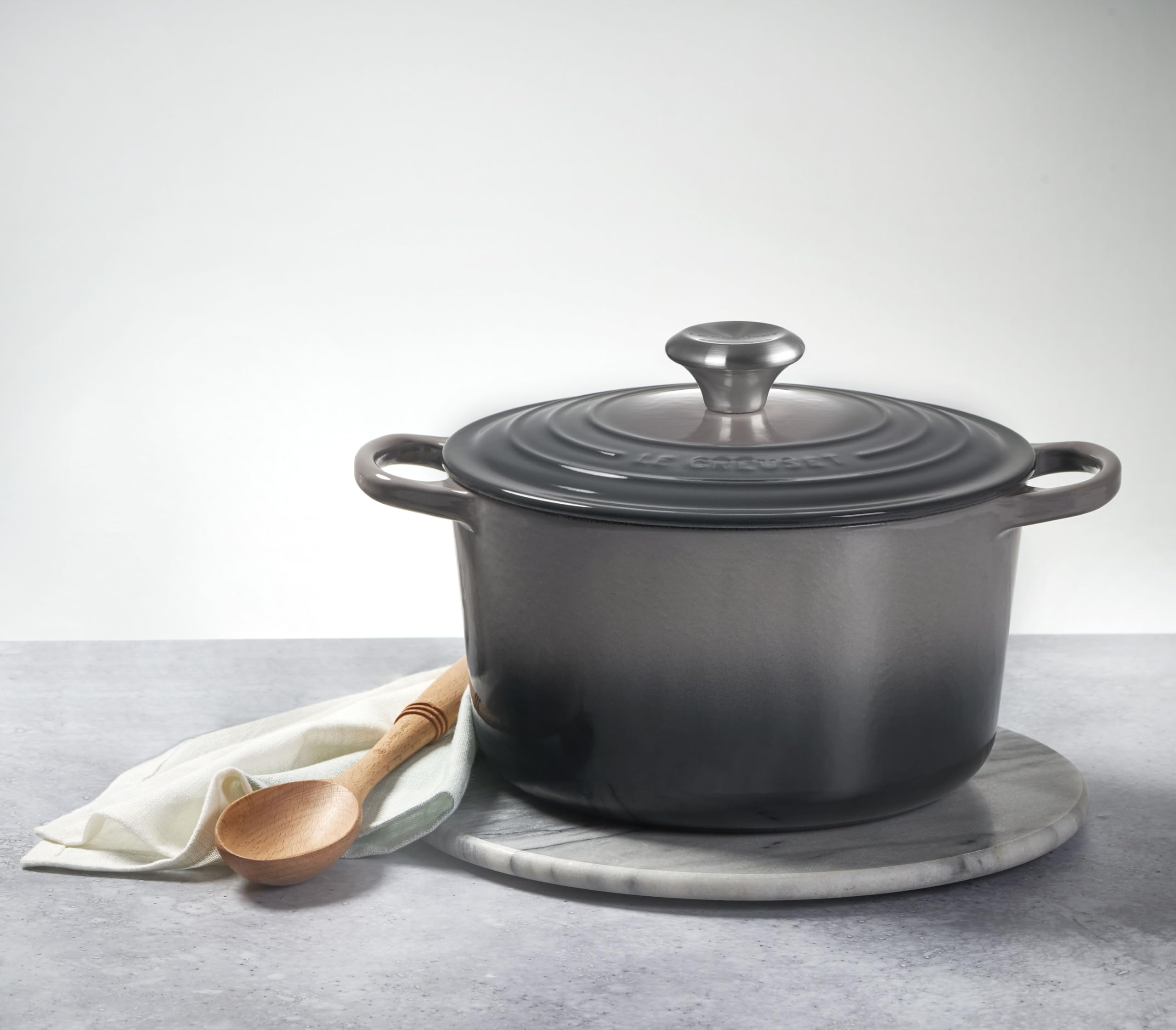 le-creuset-cocotte-rotonda-profonda-in-ghisa-vetrificata-con-coperchio-26-cm-ara image 7