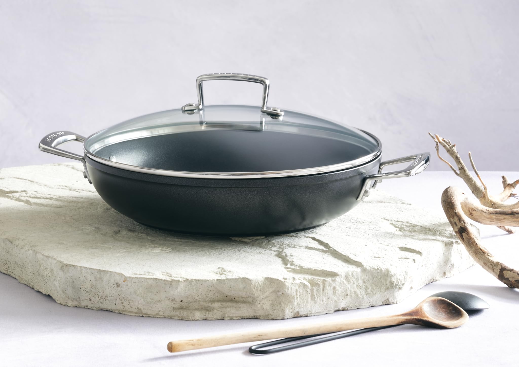 le-creuset-tegame-basso-in-alluminio-antiaderente-con-coperchio-vetro-28-cm-nero image 6