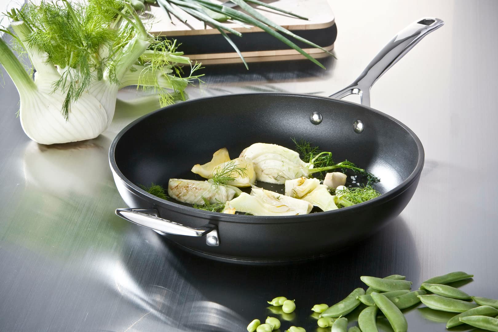 le-creuset-padella-alta-con-maniglia-in-alluminio-antiaderente-28-cm-induzione-n image 8