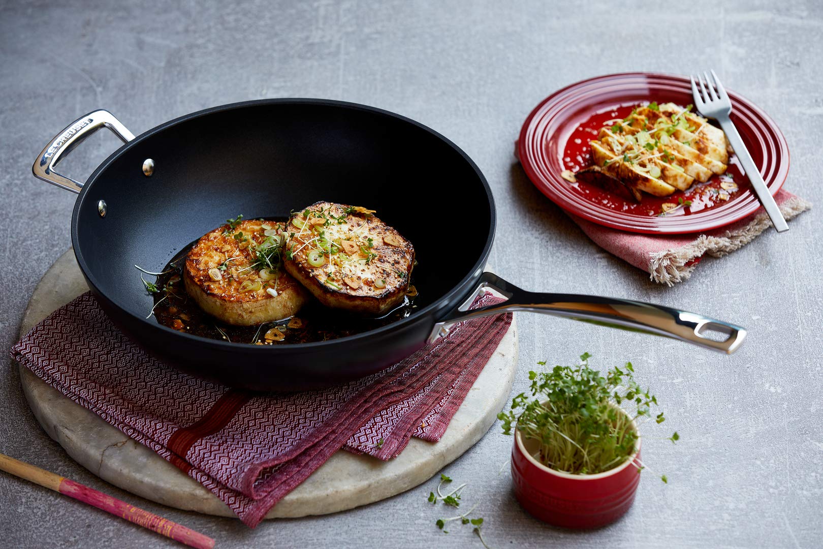 le-creuset-toughened-nonstick-padella-wok-con-manico-in-alluminio-antiaderente-3 image 5